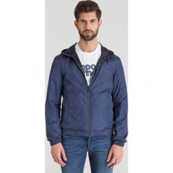 Dwustronna kurtka Emporio Armani z kapturem. Czarne kurtki Emporio Armani, na lato, m, bez wzorów, z kapturem. Za 459.60 zł.