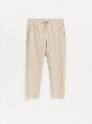 Spodnie jogger - beżowy. Brązowe joggery i bojówki Reserved, l, bez wzorów, z tkaniny. Za 149.99 zł.