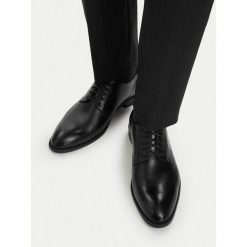 Półbuty Lasocki. Czarne eleganckie półbuty Lasocki, bez wzorów, bez obcasa, bez zapięcia. Za 229.99 zł.
