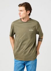MESKA KOSZULKA WRANGLER GRAPHIC TEE DUSTY OLIVE 112362368. Zielone t-shirty Wrangler, m, bez wzorów, bez kołnierzyka, bez ramiączek. Za 79.99 zł.