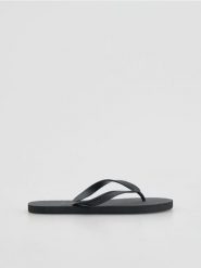 Klapki typu japonki - czarny. Czarne klapki Reserved. Za 39.99 zł.