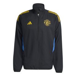 Kurtka dresowa Prematch Manchester United EU 2025/26. Czarne kurtki Adidas, bez wzorów, z dresówki, bez kaptura. Za 361.50 zł.