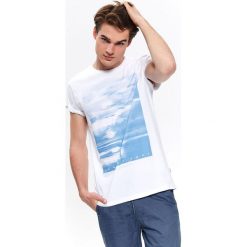 T-SHIRT Z NADRUKIEM. Białe bluzki z długim rękawem TOP SECRET, l, bez wzorów, z bawełny, bez kołnierzyka, bez ramiączek. Za 29.99 zł.