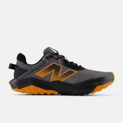 Męskie buty do biegania New Balance MTNTRCS6. Szare buty turystyczne New Balance, bez wzorów, z materiału, bez zapięcia, do biegania. Za 409.00 zł.