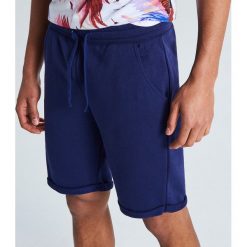 Dresowe szorty basic - Fioletowy. Krótkie spodenki sportowe marki Cropp. Za 39.99 zł.
