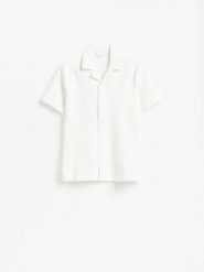 Bawełniana koszula regular fit - złamana biel. Koszule Reserved, l, bez wzorów, z bawełny, bez kołnierzyka, bez ramiączek. Za 129.99 zł.