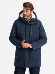 Długa męska kurtka parka z kożuszkiem – granatowa V2 OM-JALJ-0181 - L. Niebieskie kurtki Ombre Clothing, l, z aplikacjami, z gumy, z kapturem. W wyprzedaży za 269.99 zł.