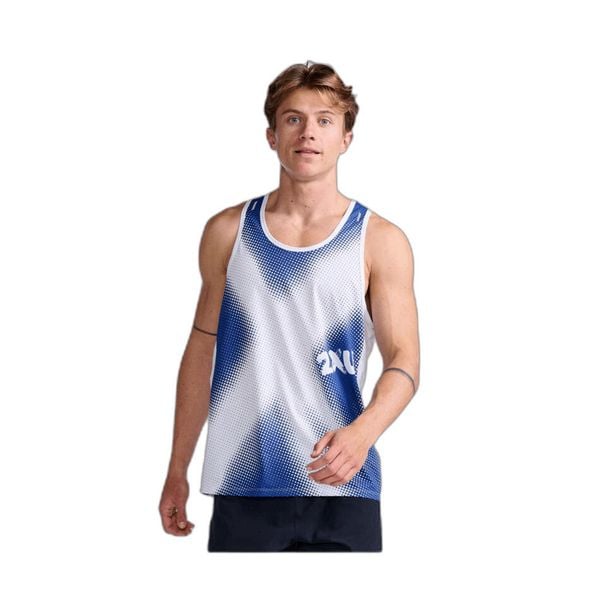 Tank top 2XU Light Speed. Białe bezrękawniki 2XU, bez wzorów, bez kołnierzyka, bez ramiączek. Za 347.00 zł.