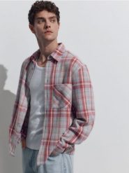 Koszula comfort fit w kratę - jasnofioletowy. Fioletowe koszule Reserved, l, bez wzorów, z bawełny, bez kołnierzyka, bez ramiączek. W wyprzedaży za 89.99 zł.