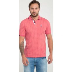 Koszulka polo "Hack" - Regular fit - w kolorze koralowym. Koszulki polo marki Sir Raymond Taylor, z haftami, z bawełny, polo, z krótkim rękawem. W wyprzedaży za 108.95 zł.