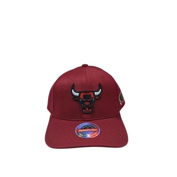 Czapka Chicago Bulls Seasonal. Czerwone czapki z daszkiem Mitchell & Ness, bez wzorów. Za 152.00 zł.