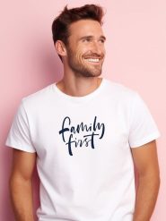 WOOOP Koszulka "Family First" w kolorze białym rozmiar: XL. Białe bezrękawniki Wooop, xl, bez wzorów, z bawełny, bez kołnierzyka, bez ramiączek. Za 56.99 zł.