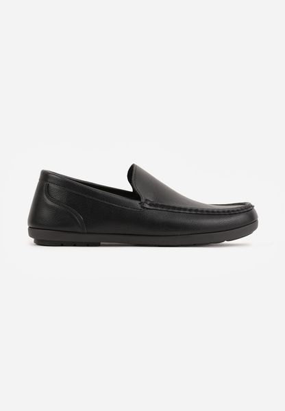 Czarne Półbuty Typu Mokasyny z Ozdobnym Przeszyciem Gildal. Czarne eleganckie półbuty Born2be, bez wzorów, z jeansu, bez obcasa, bez zapięcia. Za 109.99 zł.