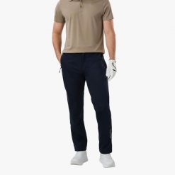 Spodnie outdoor Hiking męska Swedemount On Course Pants II wodoodporne. Niebieskie trekkingi SWEDEMOUNT, bez wzorów, z tkaniny, bez zapięcia. Za 329.99 zł.