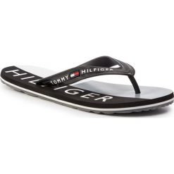 Japonki TOMMY HILFIGER - Hilfiger Print Beach Sandal FM0FM02074 Black 990. Czarne japonki Tommy Hilfiger, bez wzorów, z tworzywa sztucznego. W wyprzedaży za 119.00 zł.
