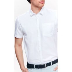 KOSZULA MĘSKA ZE STRUKTURALNEJ TKANINY O KROJU REGULAR. Koszule marki TOP SECRET. W wyprzedaży za 39.99 zł.