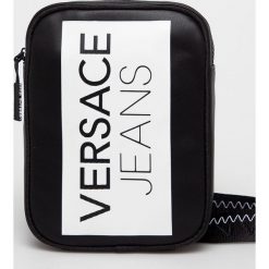 Versace Jeans - Saszetka. Czarne saszetki i nerki Versace Jeans, bez wzorów, z jeansu, na ramię, małe, bez dodatków. W wyprzedaży za 229.90 zł.