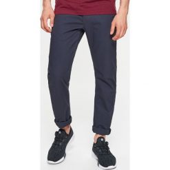 Materiałowe spodnie chino z kolekcji basic - Granatowy. Spodnie materiałowe marki Cropp. Za 89.99 zł.
