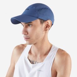 Czapka z daszkiem do biegania Kiprun V2. Niebieskie czapki z daszkiem KIPRUN, bez wzorów, z elastanu. Za 39.99 zł.
