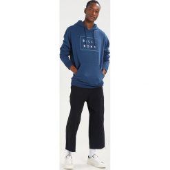 Billabong Bluza z kapturem deep blue. Bluzy z kapturem marki Billabong, l, z bawełny, z kapturem. W wyprzedaży za 242.10 zł.