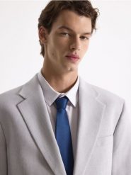 Marynarka slim fit z domieszką lnu - jasnoszary. Szare garnitury Reserved, bez wzorów, z tkaniny. Za 379.99 zł.