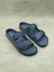 Klapki z pianki - granatowy. Niebieskie klapki Sinsay. Za 29.99 zł.