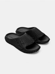 Klapki wykonane z pianki z fakturą 3d - czarny. Czarne klapki Sinsay. Za 39.99 zł.