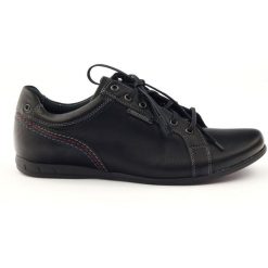 Czarne Riko buty męskie półbuty sportowe 776. Czarne eleganckie półbuty Riko, bez wzorów, ze skóry, bez obcasa, bez zapięcia. W wyprzedaży za 219.00 zł.