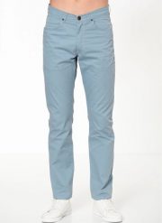 WRANGLER ARIZONA MĘSKIE SPODNIE MATERIAŁOWE BLUE W12OAN713. Niebieskie spodnie materiałowe Wrangler, l, bez wzorów, z materiału. Za 209.99 zł.
