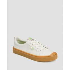 Tenisówki Cariuma OCA Low Gum Off-White Canvas. Białe trampki CARIUMA, bez wzorów, bez zapięcia. Za 409.99 zł.