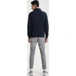 Jack & Jones JCOGRAPHIC Bluza z kapturem dark blue. Bluzy z kapturem marki Jack & Jones, m, z bawełny, z kapturem. W wyprzedaży za 134.10 zł.