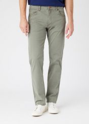WRANGLER GREENSBORO MĘSKIE SPODNIE MATERIAŁOWE DUSTY OLIVE W15QY665M 112145836. Zielone spodnie materiałowe Wrangler, l, bez wzorów, z materiału. Za 209.99 zł.
