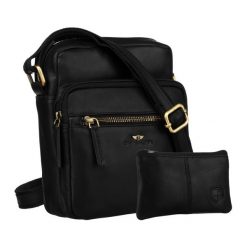 Skórzana torebka męska w czarnym kolorze zawieszona na pasku. W zestawie saszetka na klucze PTN 710E-OPU Peterson. Czarne torby na ramię Peterson, bez wzorów, ze skóry, małe, bez dodatków. Za 169.99 zł.