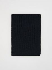 Dzianinowy szalik - czarny. Czarne szaliki Reserved, bez wzorów, z dzianiny. Za 99.99 zł.