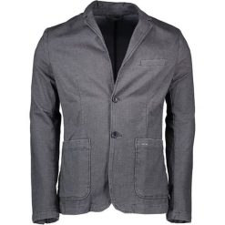 Marynarka w kolorze szarym. Garnitury marki Guess. W wyprzedaży za 399.95 zł.