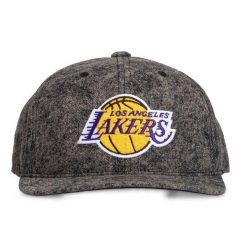 Czapka typu snapback Los Angeles Lakers. Czarne czapki z daszkiem Mitchell & Ness, bez wzorów. Za 218.50 zł.