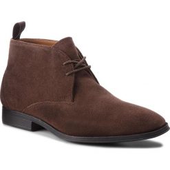 Trzewiki CLARKS - Gilman Mid 261362397 Dark Brown Suede. Botki sznurowane marki Clarks. W wyprzedaży za 299.00 zł.