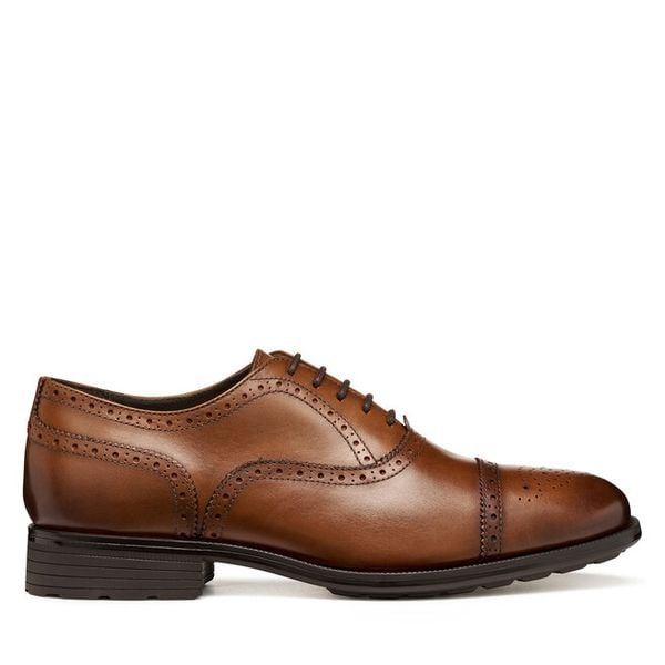 Półbuty Geox. Brązowe eleganckie półbuty Geox, bez wzorów, bez obcasa, bez zapięcia. Za 509.99 zł.