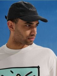 Czapka z daszkiem z haftowanym napisem Garage Club - czarny. Czarne czapki z daszkiem Sinsay, bez wzorów. Za 19.99 zł.