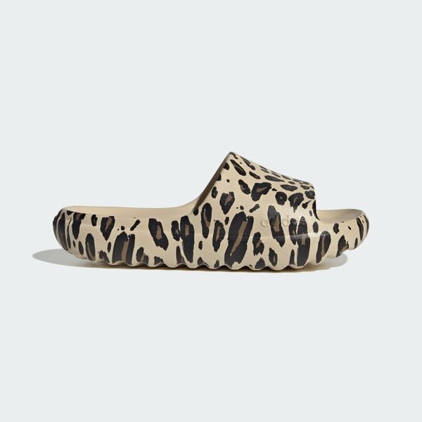 KLAPKI ADILETTE LUMIA. Białe klapki Adidas, z materiału. Za 129.00 zł.