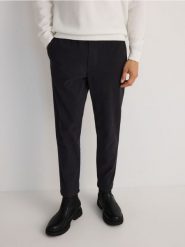 Sztruksowe spodnie jogger - ciemnoszary. Szare joggery i bojówki Reserved, l, bez wzorów, ze sztruksu. W wyprzedaży za 69.99 zł.