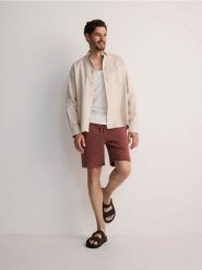 Dresowe szorty regular fit - bordowy. Czerwone krótkie spodenki sportowe Reserved, l, bez wzorów, z bawełny. Za 89.99 zł.