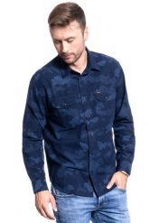 MĘSKA KOSZULA LEE WORKER SHIRT RELAXED FIT WASHED BLUE L68HDSLR 112117125. Niebieskie koszule Lee, l, bez wzorów, bez kołnierzyka, bez ramiączek. Za 129.99 zł.
