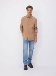 Strukturalna koszula regular fit - brązowy. Brązowe koszule Reserved, l, bez wzorów, z bawełny, bez kołnierzyka, bez ramiączek. W wyprzedaży za 49.99 zł.