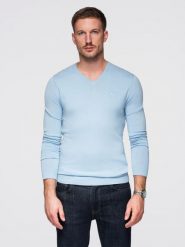 Elegancki męski sweter V-neck BASIC z wiskozą –jasnoniebieski V10 - Rozmiar: L. Niebieskie swetry nierozpinane Ombre Clothing, l, bez wzorów, z wiskozy, bez kołnierzyka, bez ramiączek. W wyprzedaży za 89.99 zł.
