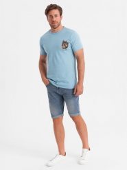 T-shirt męski bawełniany z nadrukiem na klatce piersiowej - jasnoniebieski V2. Niebieskie t-shirty Ombre Clothing, m, bez wzorów, z bawełny, bez kołnierzyka, bez ramiączek. W wyprzedaży za 19.99 zł.
