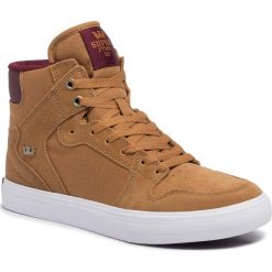 Sneakersy SUPRA - Vaider 08044-258-M Tan/Wine/White. Brązowe buty sportowe casual Supra, bez wzorów, z materiału, bez zapięcia. Za 399.00 zł.