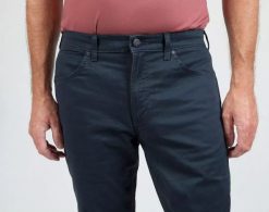 WRANGLER GREENSBORO MĘSKIE SPODNIE MATERIAŁOWE CHINO CHINOSY MARINE NAVY W15QOFB14 112320811. Niebieskie eleganckie spodnie Wrangler, l, z materiału, marine. Za 239.99 zł.