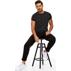T-SHIRT MĘSKI O LEKKO DOPASOWANYM KROJU Z NADRUKIEM. T-shirty TOP SECRET. W wyprzedaży za 34.99 zł.