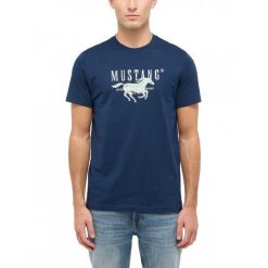 Męski T-Shirt Mustang Style Austin Dress Blues 1016484 5334. T-shirty Mustang, m, bez wzorów, bez kołnierzyka, bez ramiączek. Za 69.99 zł.